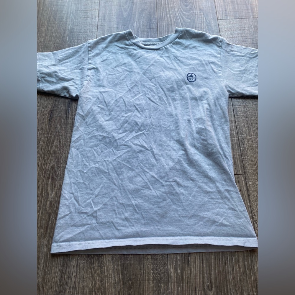 ⚠️ 5Fin men’s small t-shirt (runs like a Kid’s large) with patriotic fish design